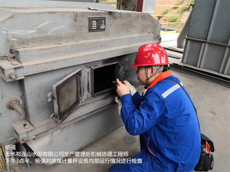 杨强  天水祁连山尊龙官方网站有限公司 生产管理处机械协理工程师  下午3点半 杨强对原煤计量秤设备内部运行情况进行检查.jpg